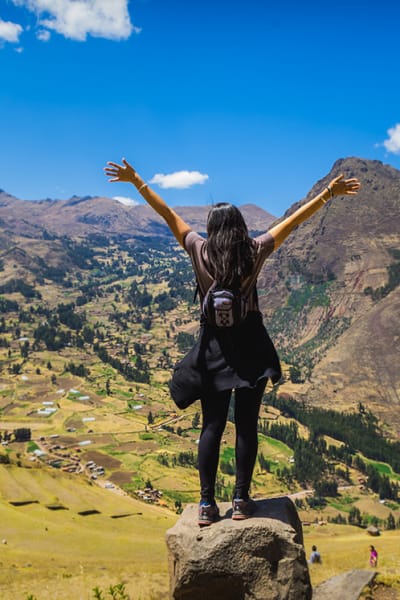 Tourist,Contemplating,The,Landscape,Of,The,Sacred,Valley,In,Pisac,