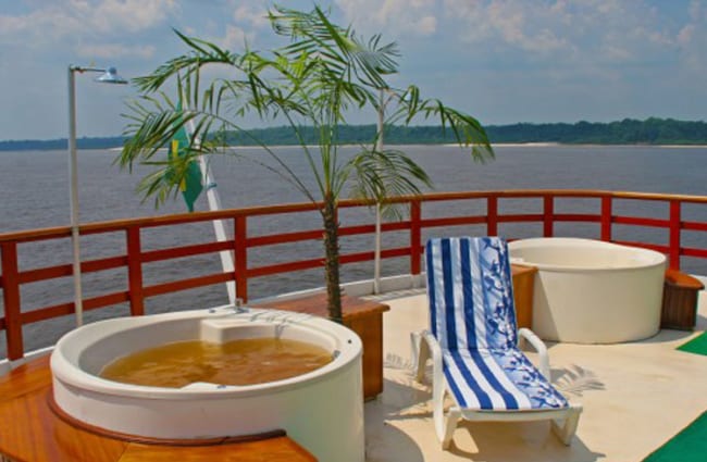 Sun deck wit a sun bed and jacuzzi