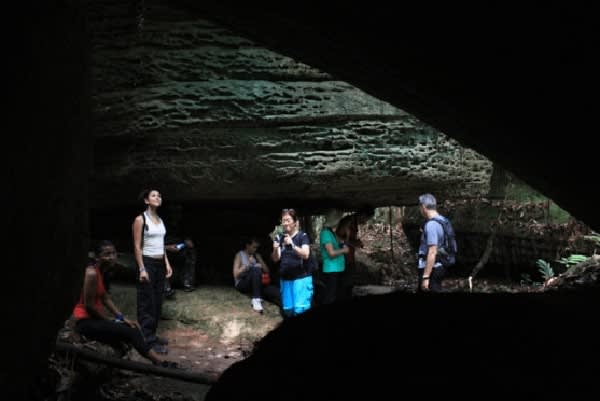 Jacaré-Tinga's 7-Day Anajaú Cruise Day Four - Exploring the Madada Caves.